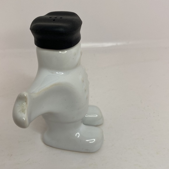 Salt and Pepper Shakers Hugging Chefs - Picture 6 of 15